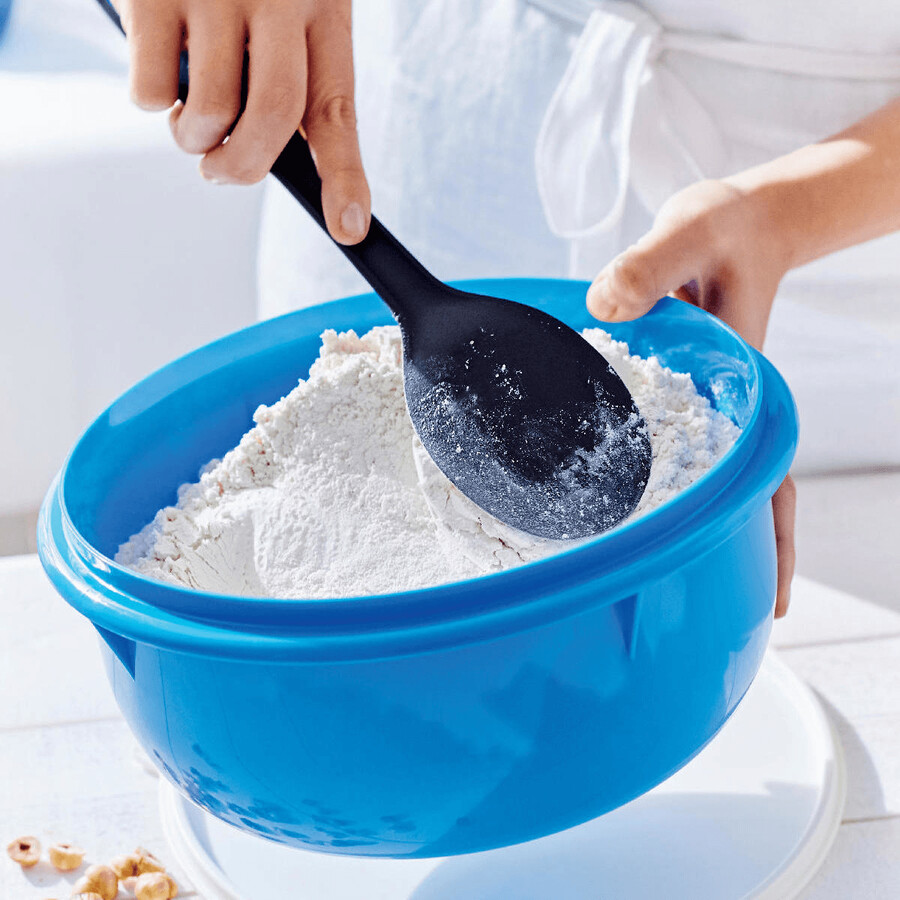 cuillère simple la couleur noire masque les taches potentielles tandis que le manche de la cuillère simple est dune couleur spécifique pour une identification facile dans les tiroirs de la cuisine.